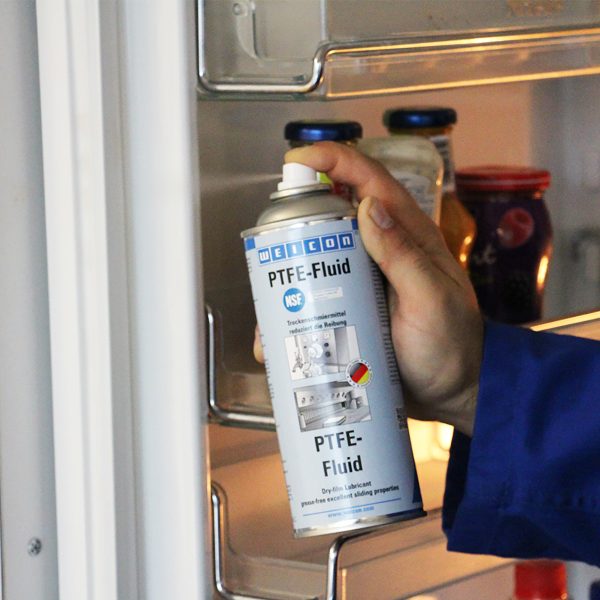 Lubricating a fridge seal with Weicon PTFE Fluid Spray NSF
