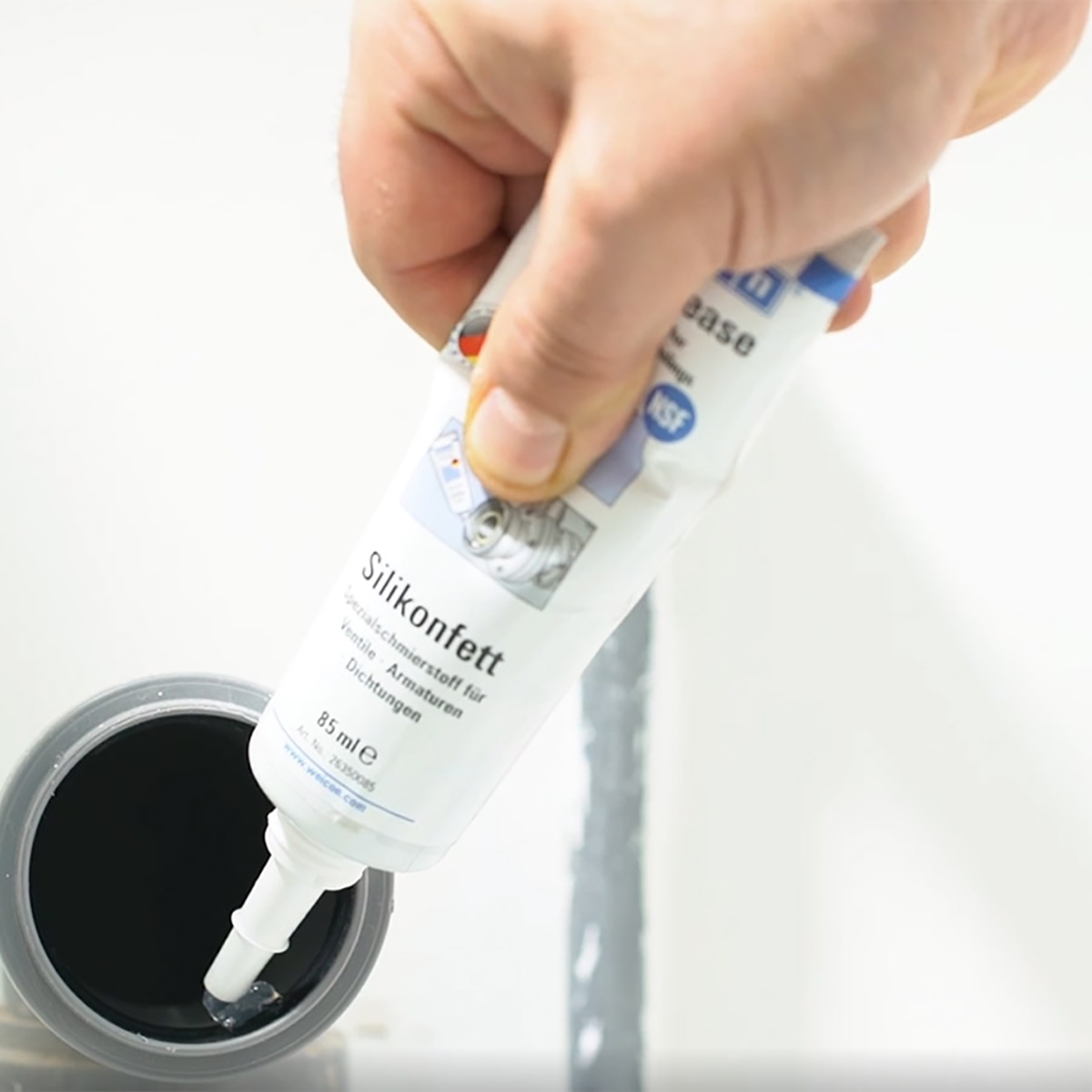 Lubricating a pipe fitting with Weicon Silicone Grease